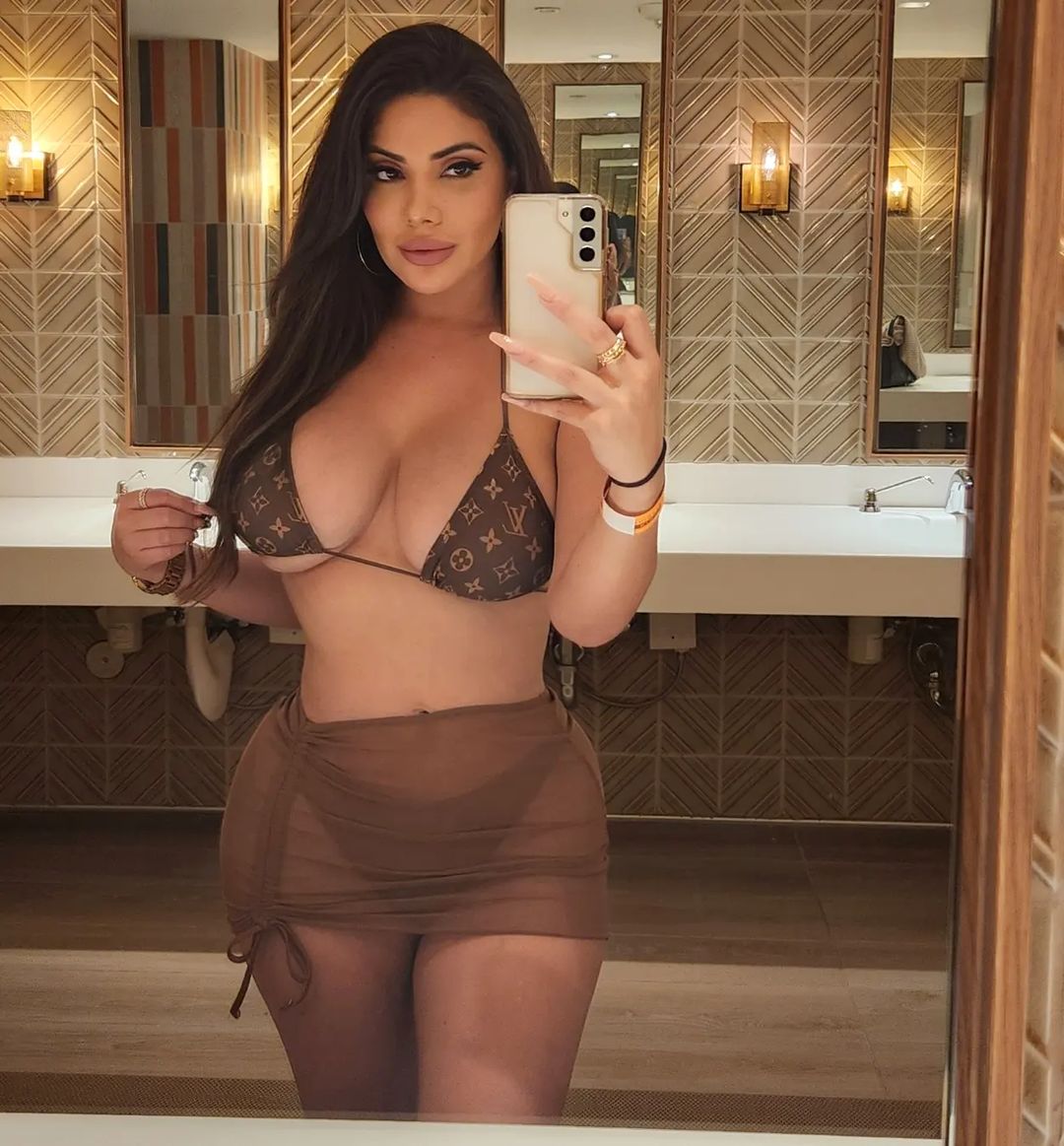 Call Girls GK 1/2 (9958659377) Delhi — Escorts