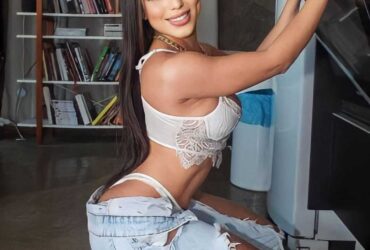 Call Girls In Defence Colony Delhi Contact Us 8800902898