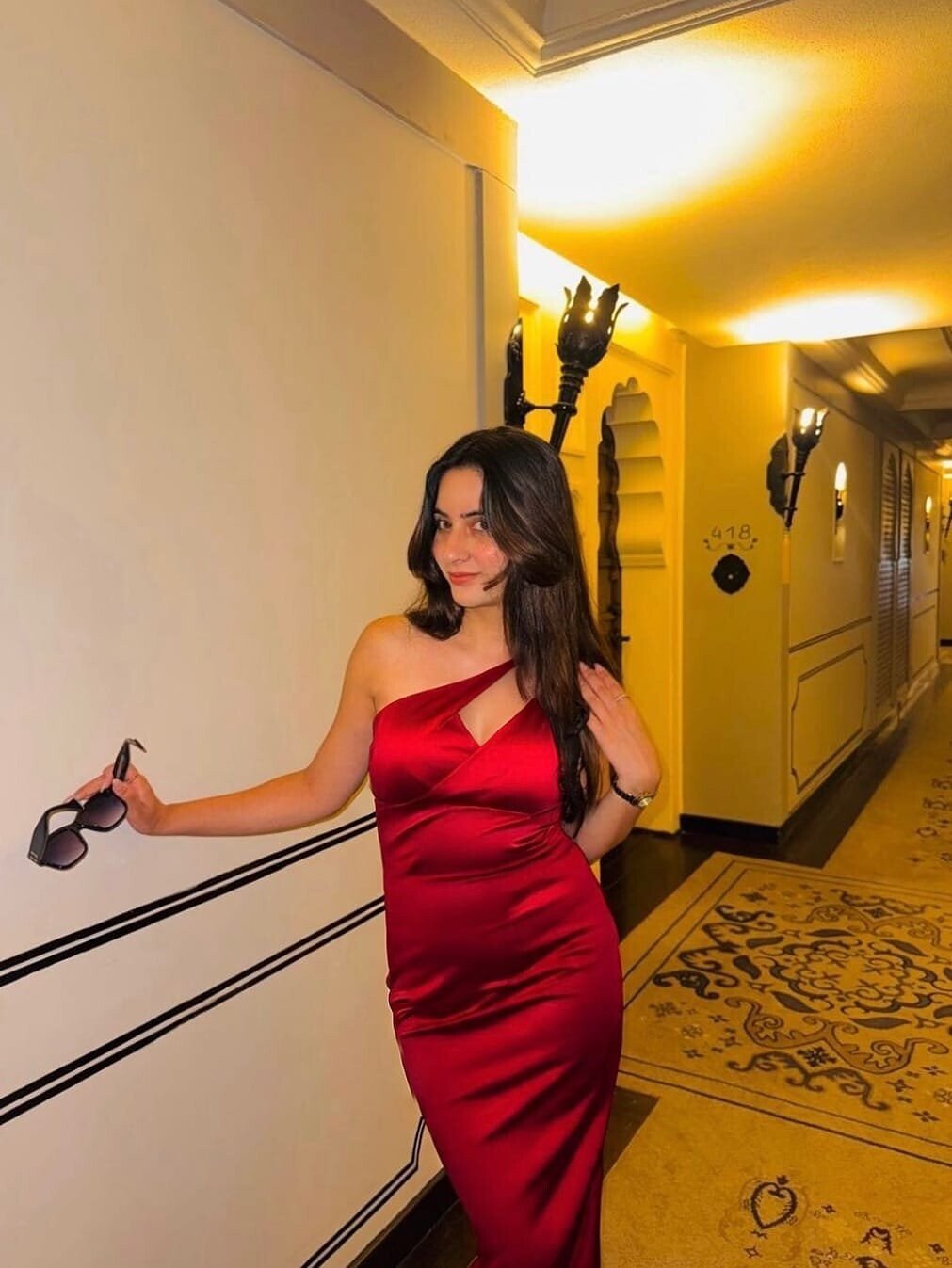 Call girls in Wave City Ghaziabad 9990233396 Escorts service