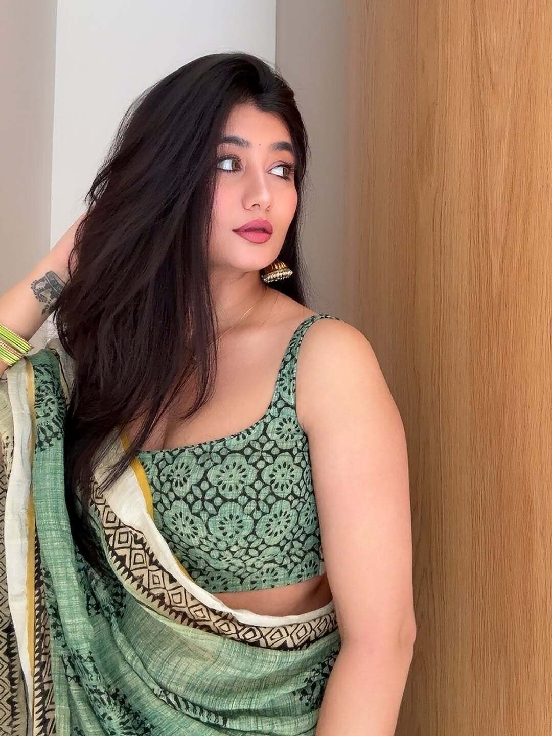 Call girls in Shalimar garden Ghaziabad 9990233396 Escorts service