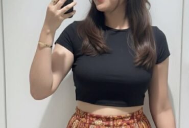Call girls in Sector 17 Noida 9990233396 Escorts service